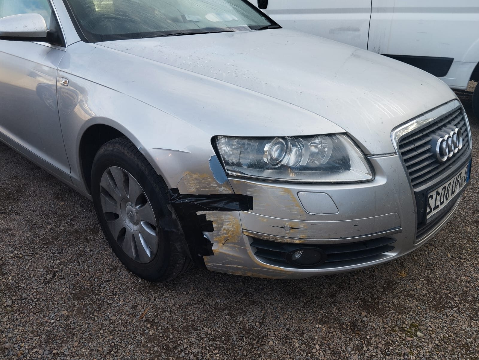 uszkodzony samochód w skupie aut